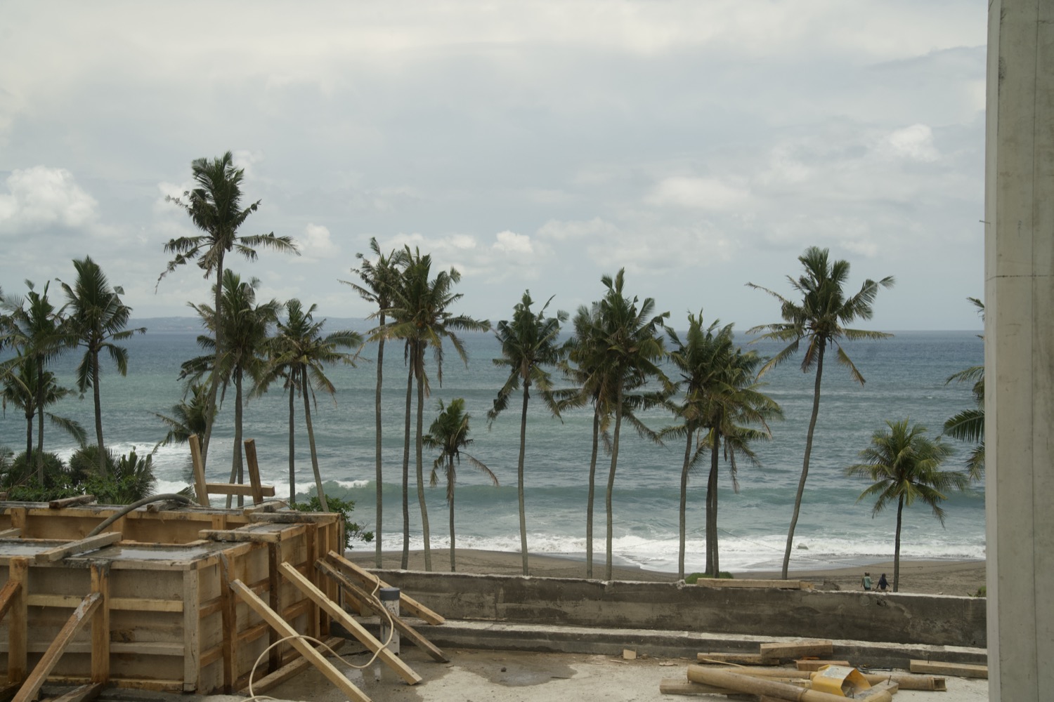 Ocean view through palm trees from villa construction — Seseh beach Bali